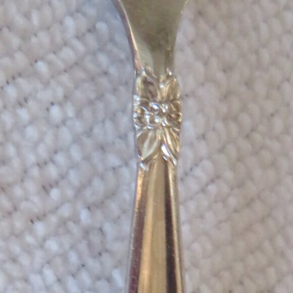 Rogers Bros. IS 1965 Vintage Silver Garland Pattern Demi-Tasse Spoons, Set of 7 - Picture 2 of 5